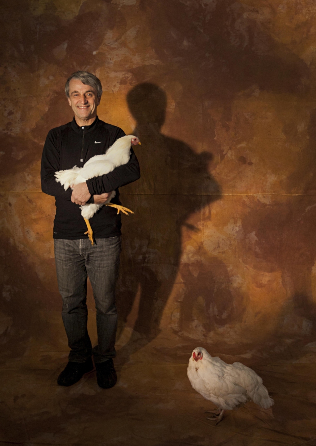 494816-GOURMAND NOEL!!! Visite d'un élevage de poules Chanteclerc et préparation d'une poule au pot (recette!) dans la cuisine de la fermière, avec le chef Jean Soulard. Photo prise sur la ferme de Christine Desmarais à Saint-Lambert-de-Lauzon, Québec. (Cahier Gourmand) Sur la photo: Jean Soulard 2011/11/02 Ivanoh Demers / La Presse